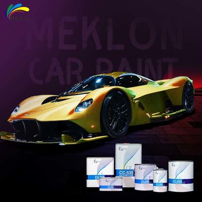 Altın incilerle altın parlaklık ve arabanın derinliği