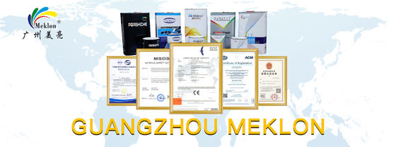 Altın incilerle altın parlaklık ve arabanın derinliği