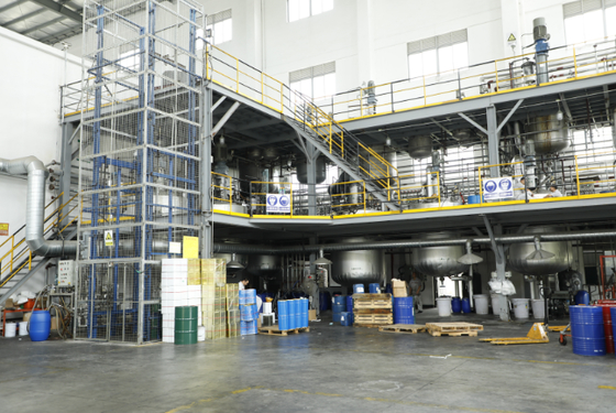 Ultra Dayanıklı, Hızlı Kuruyan ve UV Işınlarına Dayanıklı Şeffaf Kırmızı Araba Boyası